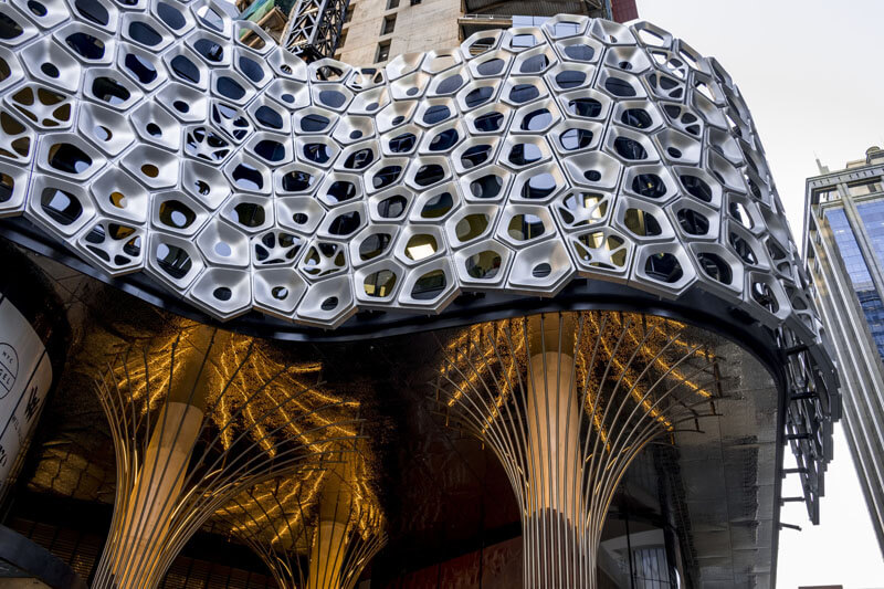 建筑：由澳大利亚艺术家Alexander Knox设计的2500个铝制面板构成了这个雕塑立面-BlueDotCC, 蓝点文化创意