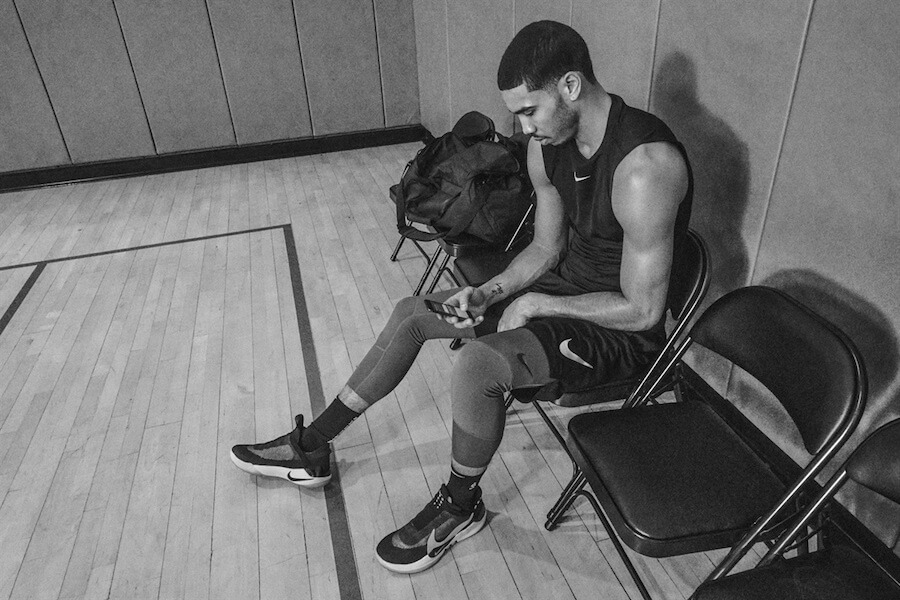 NIKE 正式发布自动系带篮球鞋 Adapt BB，它已经完成了在 NBA 的首秀