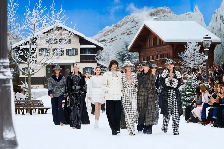 CHANEL 的 2019 秋冬发布会，是在白雪皑皑的山间告别 Karl Lagerfeld