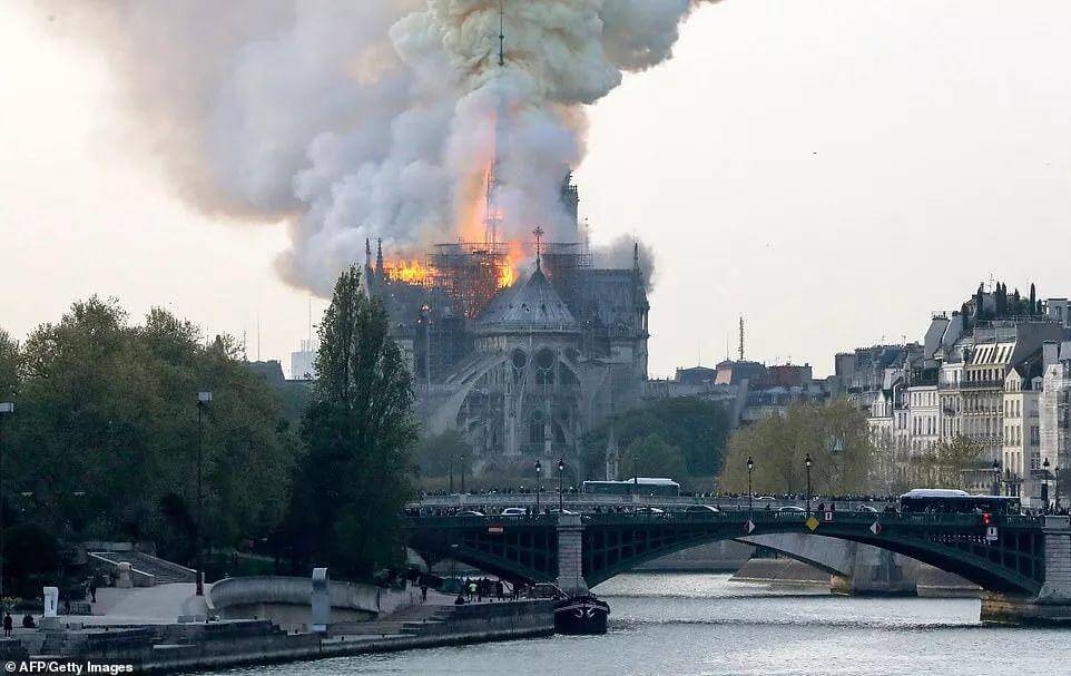 幕墙BIM网：突发！巴黎圣母院大火！800年古迹被焚毁，全人类最伤心的一天…-BlueDotCC, 蓝点文化创意