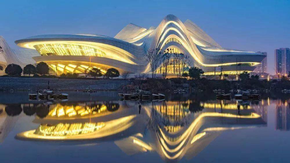 幕墙BIM网：扎哈遗作！800亿的北京大兴机场迎来首飞，被评为“新世界七大奇迹”之首-BlueDotCC, 蓝点文化创意