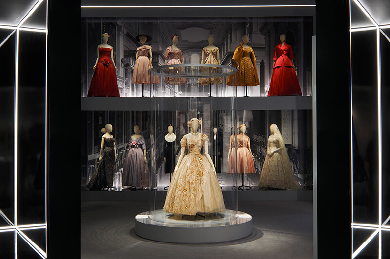 回顾 70 年的传奇历程，DIOR 的“梦之设计师”展在上海亮相了