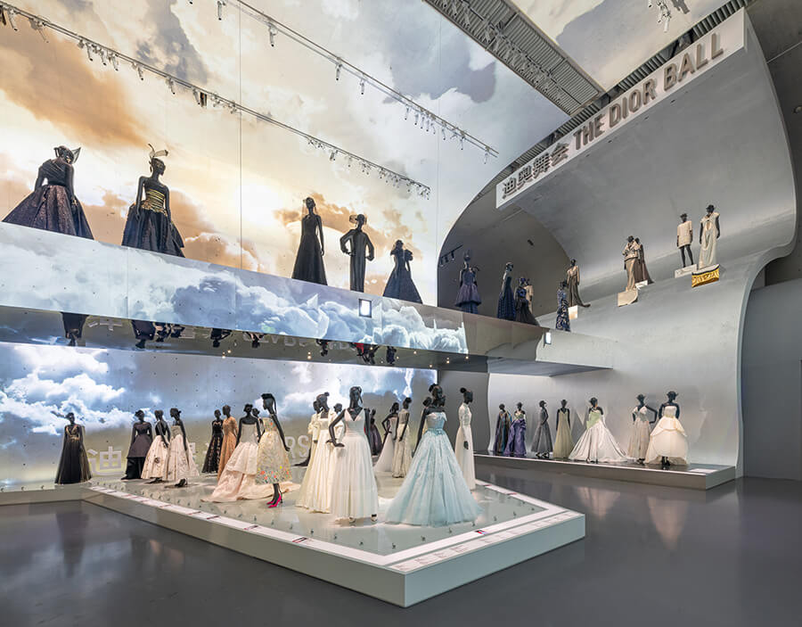 回顾 70 年的传奇历程，DIOR 的“梦之设计师”展在上海亮相了