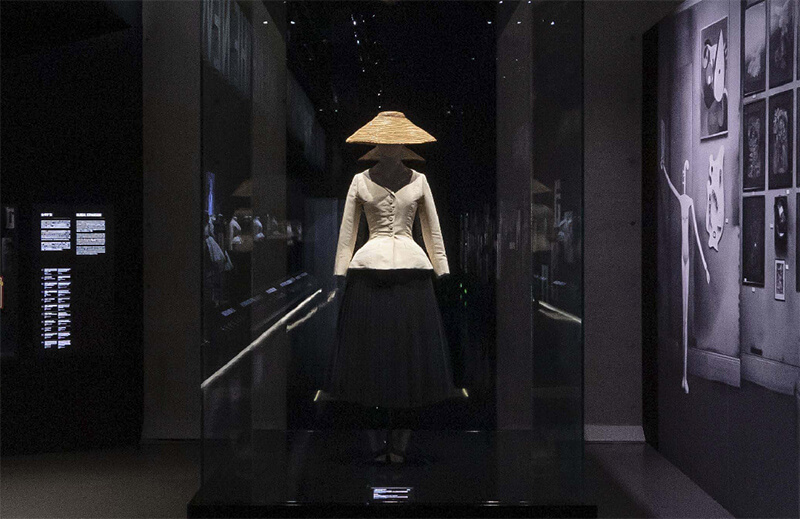 回顾 70 年的传奇历程，DIOR 的“梦之设计师”展在上海亮相了