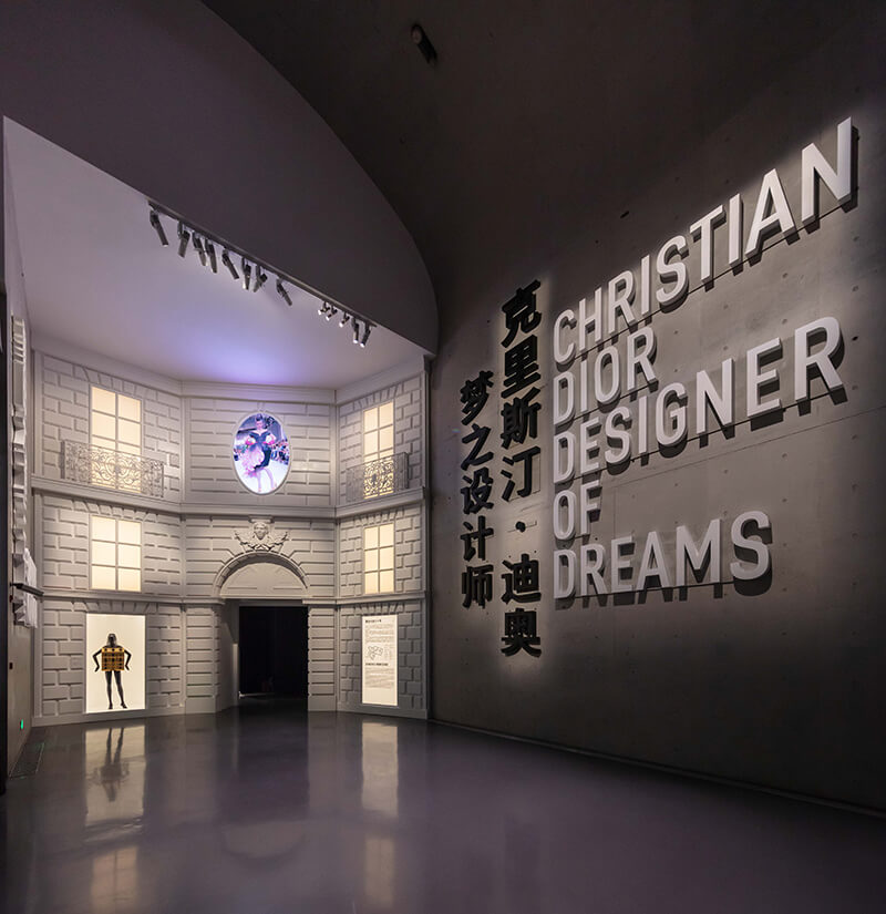 回顾 70 年的传奇历程，DIOR 的“梦之设计师”展在上海亮相了-BlueDotCC, 蓝点文化创意